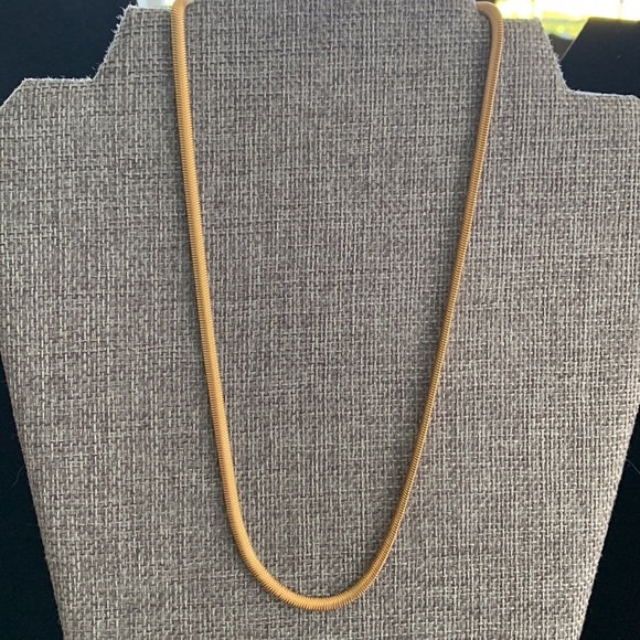 Four Vintage Gold Tone Necklaces of varying lengths 17” 17” 20” 31” - Picture 8 of 9